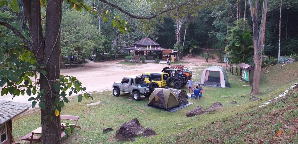 Enjoy a trip to Khao Sok with Siam Extreme. The national park offers you a unique plant and animal world. That's why we set up our own adventure camp there. Whether a night in a bungalow or in a tent with a campfire, this trip will be your personal adventure.