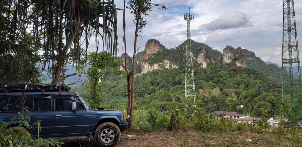 Enjoy a trip to Khao Sok with Siam Extreme. The national park offers you a unique plant and animal world. That's why we set up our own adventure camp there. Whether a night in a bungalow or in a tent with a campfire, this trip will be your personal adventure.