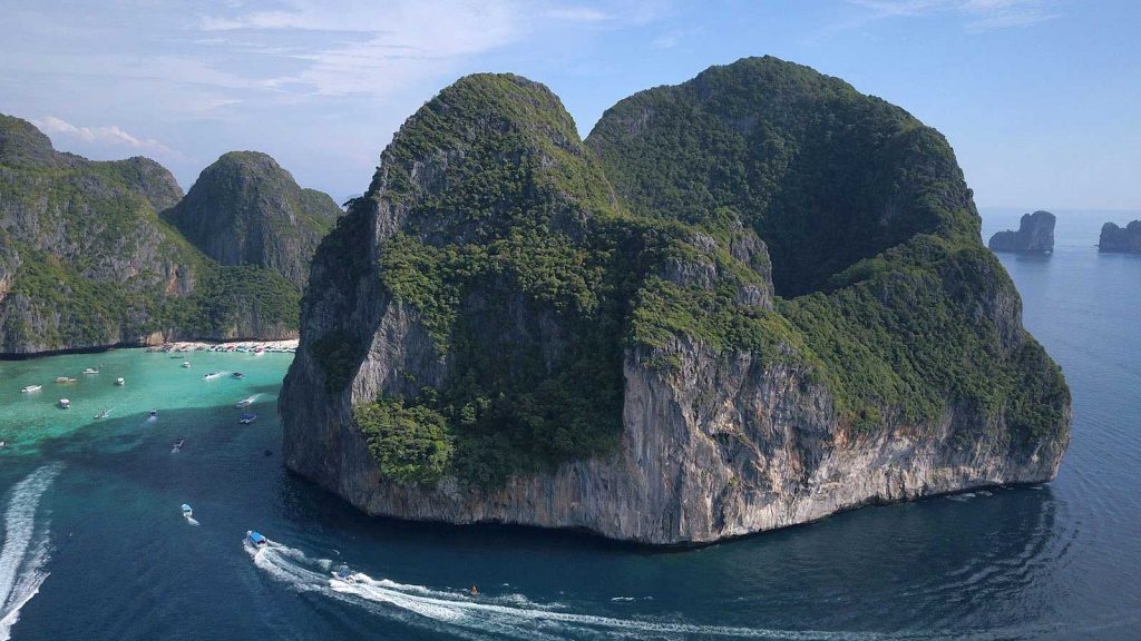Do not miss a visit to Koh PhiPhi. An unforgettable trip with beautiful smaller islands that are passed along the way.